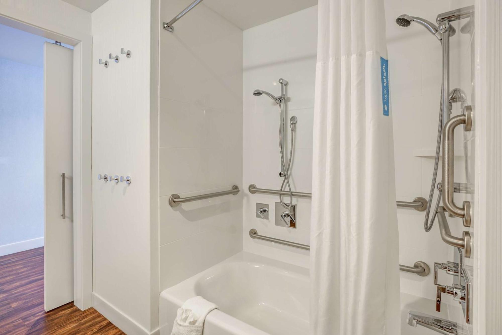 Hampton Inn & Suites Boston/Волтгем Екстер'єр фото