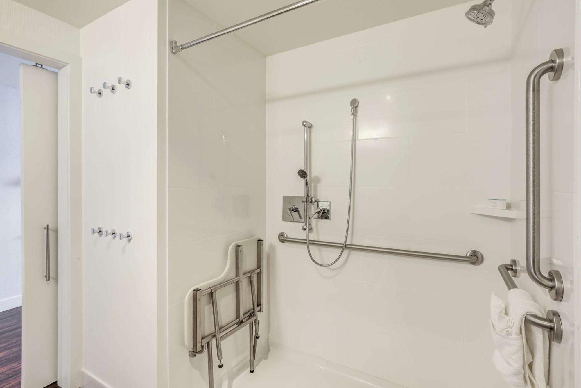 Hampton Inn & Suites Boston/Волтгем Екстер'єр фото