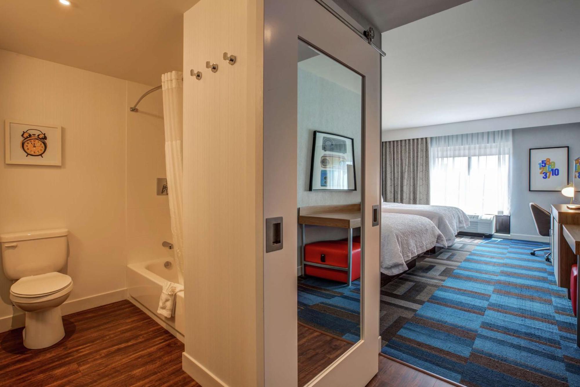 Hampton Inn & Suites Boston/Волтгем Екстер'єр фото